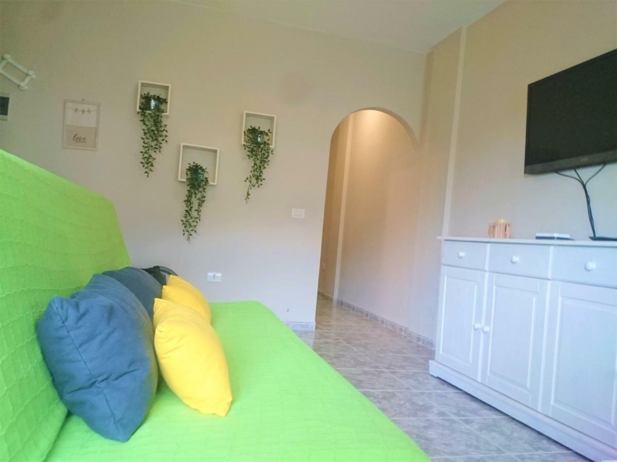 Bright Spacious Apartment, 2 Min Walk From Beach カンデラリア エクステリア 写真